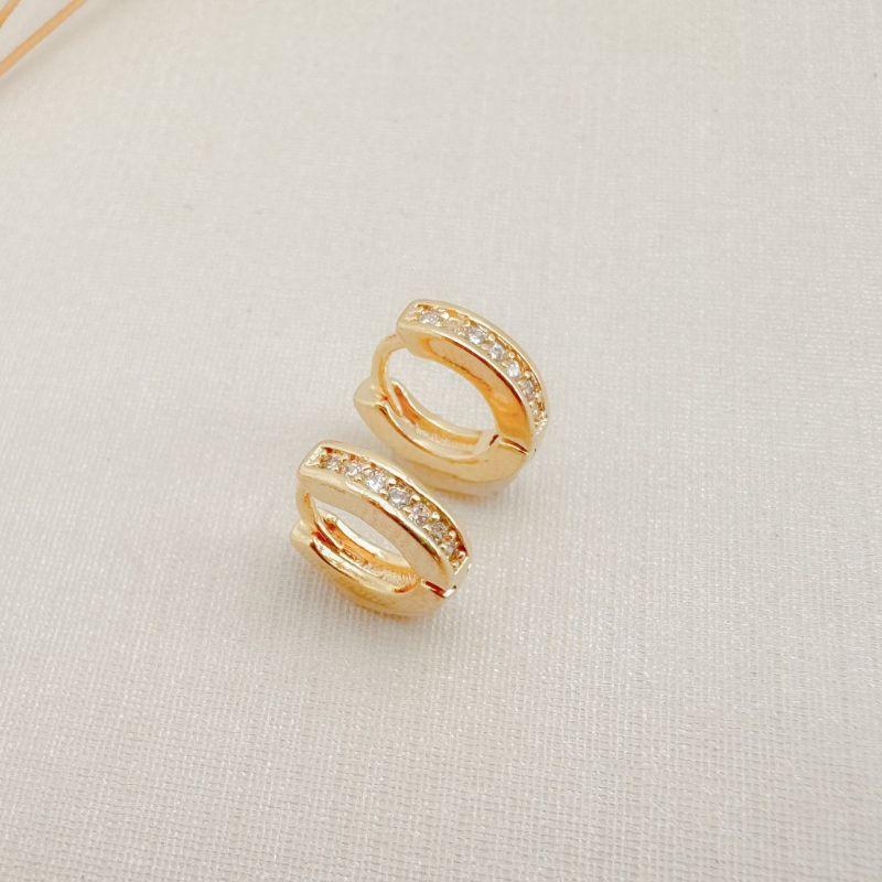 05.3046.1.O (V1) Argola tradicional PP (9mm) com uma fileira de zircônia e borda levemente elevada