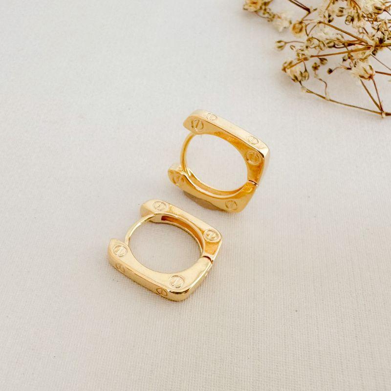 05.3047.0.O - Argola quadrada lisa com desenhos de pregos nos cantos