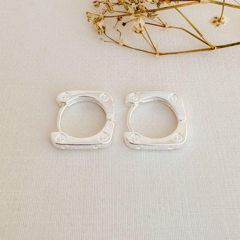 05.3047.0.S - Argola quadrada lisa com desenhos de pregos nos cantos