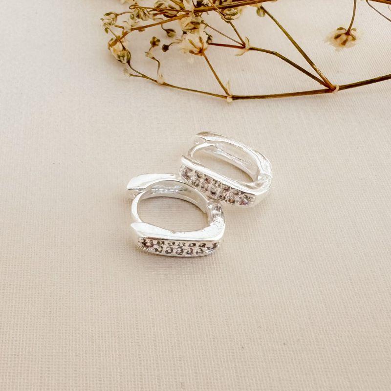 05.3048.1.S - Argola de formato quadrado com borda reta e parte frontal cravejada