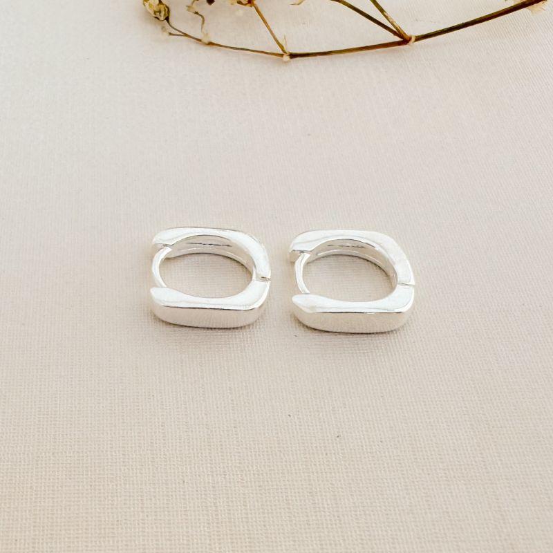 05.3049.0.S - Argola em formato quadrado com borda lisa reta simples