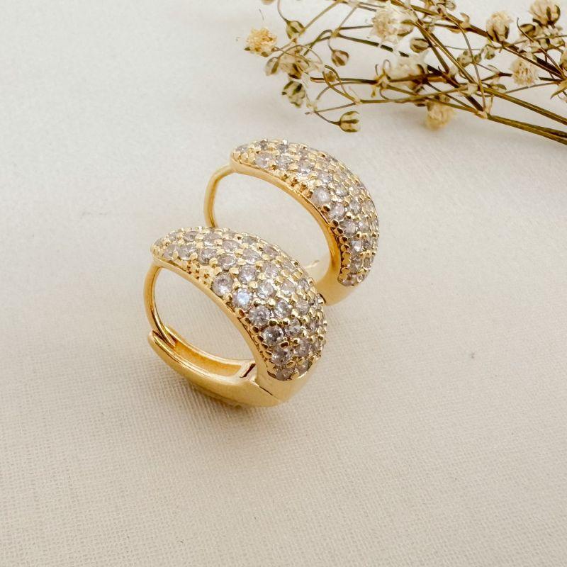 05.3051.1.O - Argola de formato gota com cravação frontal em técnica pavê