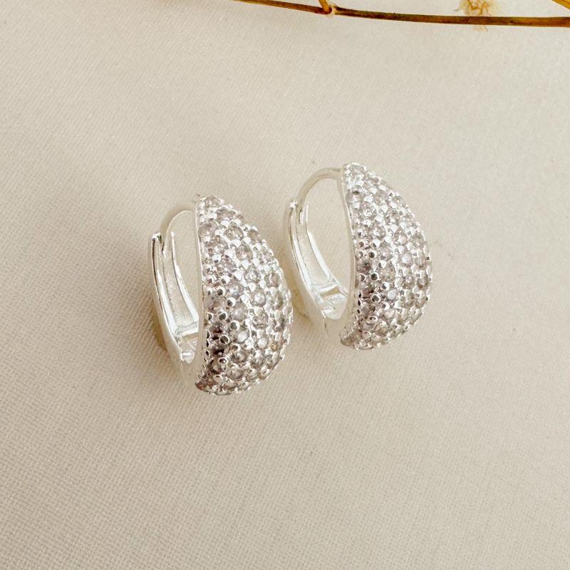 05.3051.1.S - Argola de formato gota com cravação frontal em técnica pavê