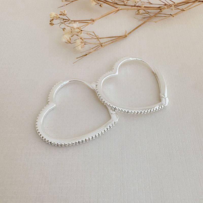 05.3052.1.S - Argola 25mm de diâmetro em formato de coração com frente cravejada em uma coluna