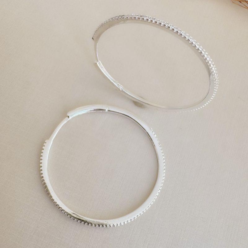 05.3054.1.S - Argola máxi de 40mm de diâmetro com parte frontal cravejada em uma coluna