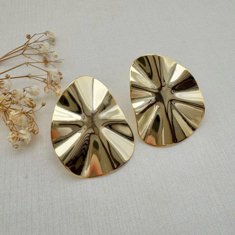 06.1114.0.O - (V3) Brinco de chapa em formato meio gota com borda ondulada