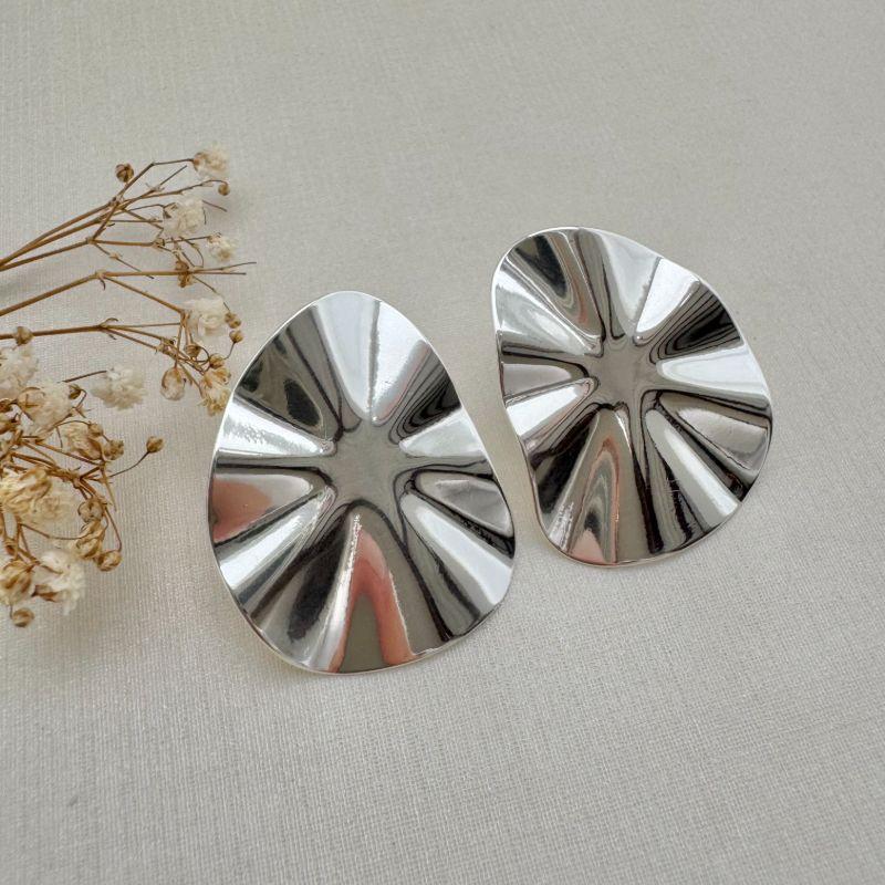 06.1114.0.S - (V3) Brinco de chapa em formato meio gota com borda ondulada