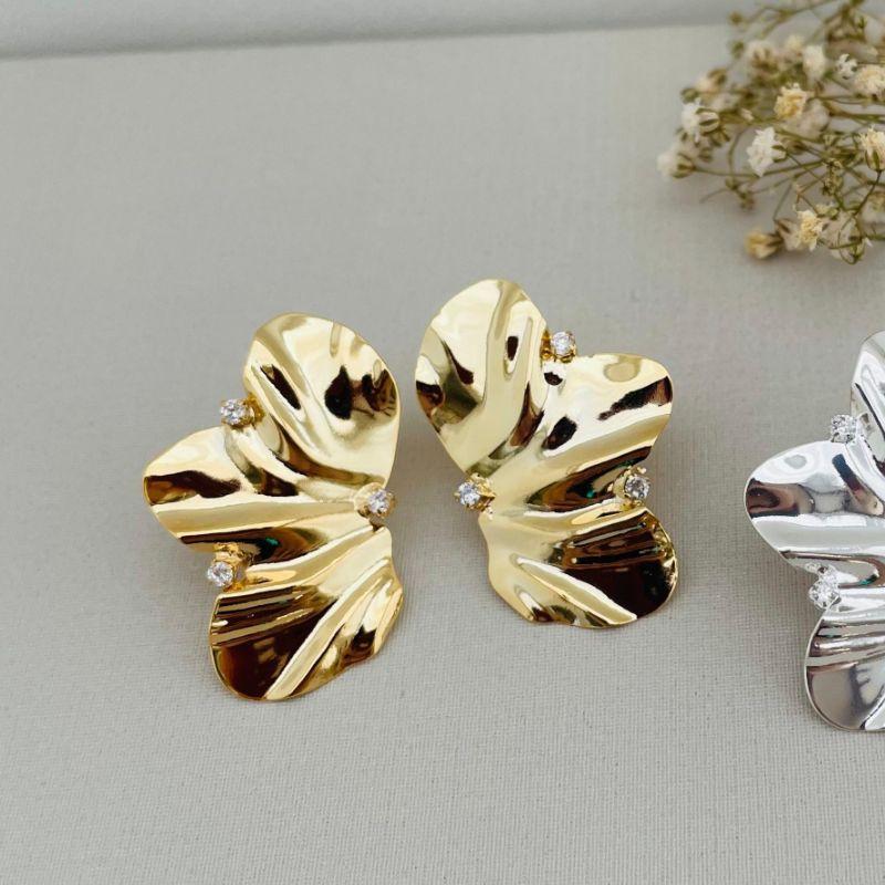 06.1209.1.O - (V2) Brinco meia flor em efeito organico com micro pedras espalhadas