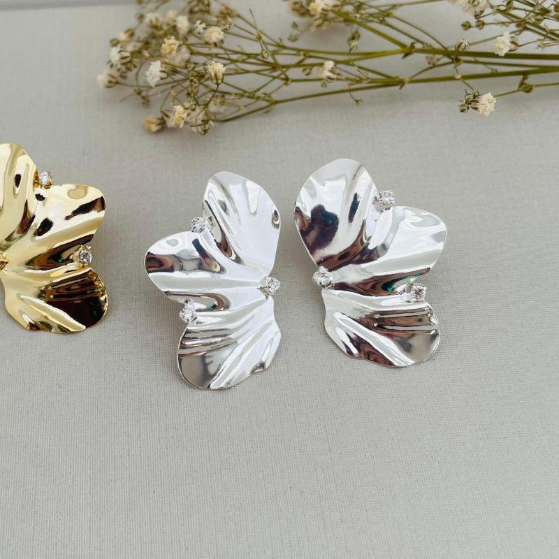 06.1209.1.S - (V2) Brinco meia flor em efeito organico com micro pedras espalhadas