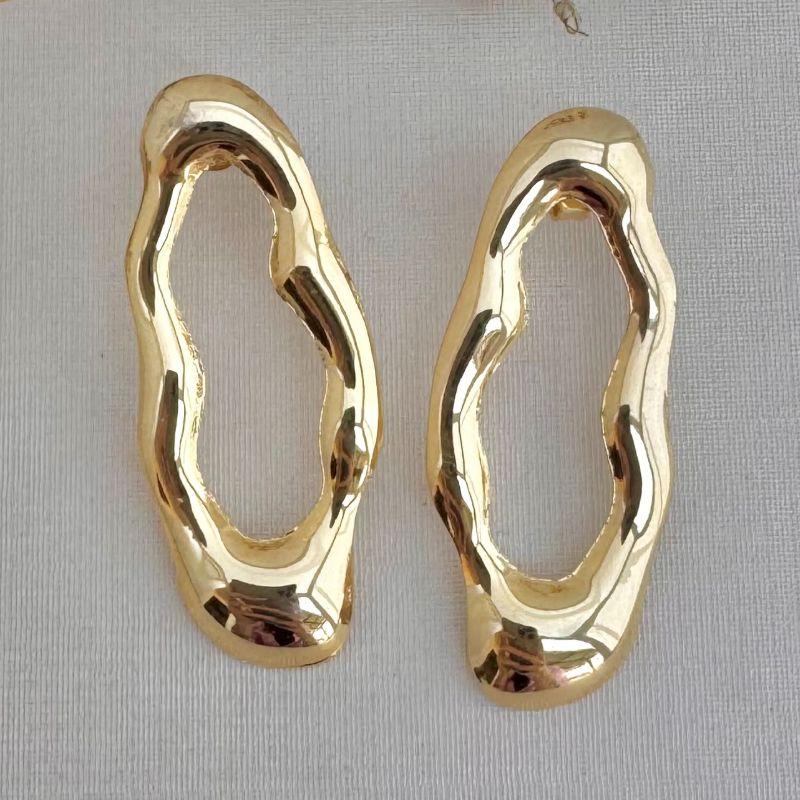 06.1284.0.O - (V2) Brinco de chapa lisa com formato oval orgânico estilo Dali