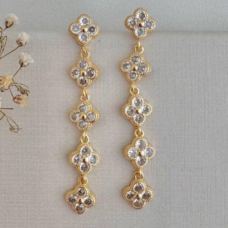 06.1761.1.O - Brinco de cinco pingentes flores alhambras em zircônias grandes. Van-Cleef