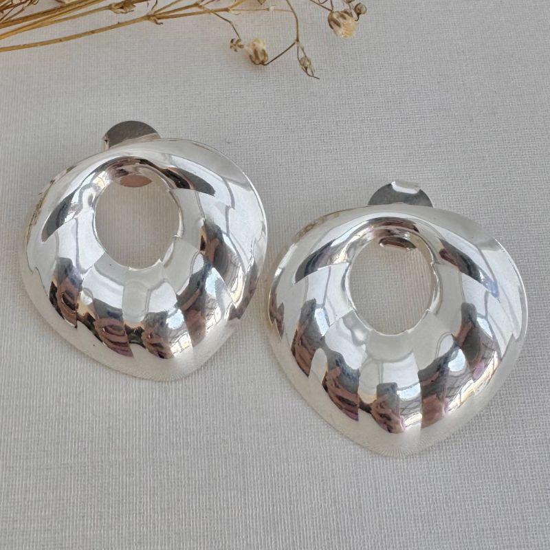 06.1770.0.S - Brinco grande de gota invertida com círculo vazado e efeito de ondas