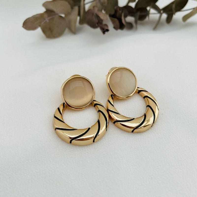 06.1775.15.O - Brinco de base circular com madre e pingente silhueta efeito ondas