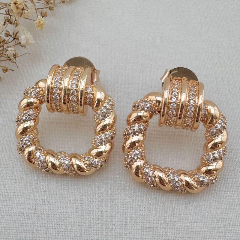 06.1776.1.O - Brinco de silhueta quadrada com cravação em efeito corda