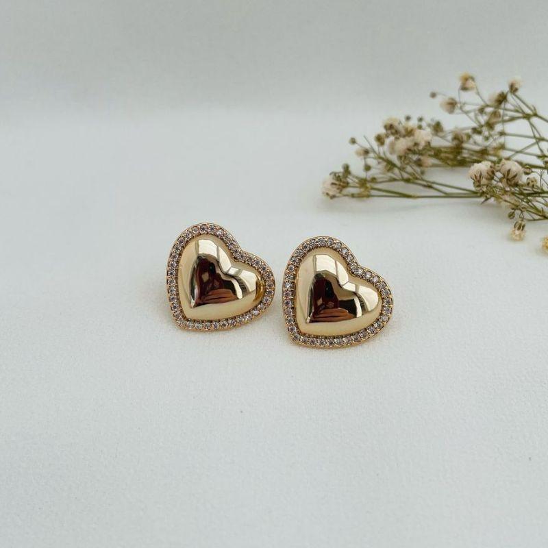 06.1777.1.O - Brinco de formato coração concavo com borda cravejada