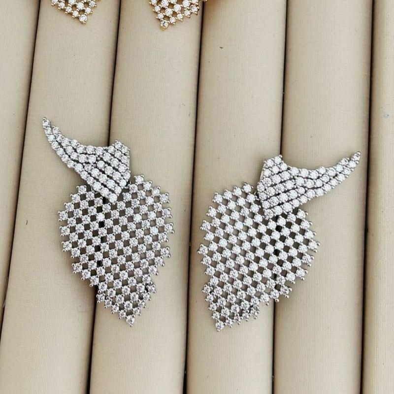 06.1778.1.S - Brinco grande formato morango em zircônias cravejadas xadrez