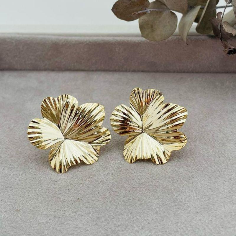 06.1780.0.O - Brinco de chapa em formato flor com efeito traços lisos