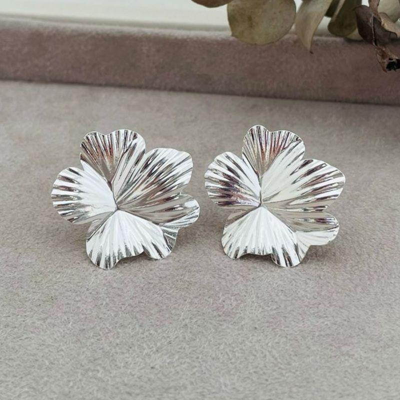 06.1780.0.S - Brinco de chapa em formato flor com efeito traços lisos