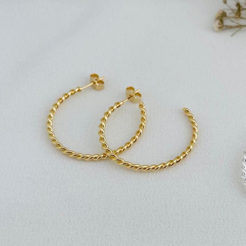 06.1787.0.O - Argola bambolê de tarraxa em efeito torcido liso