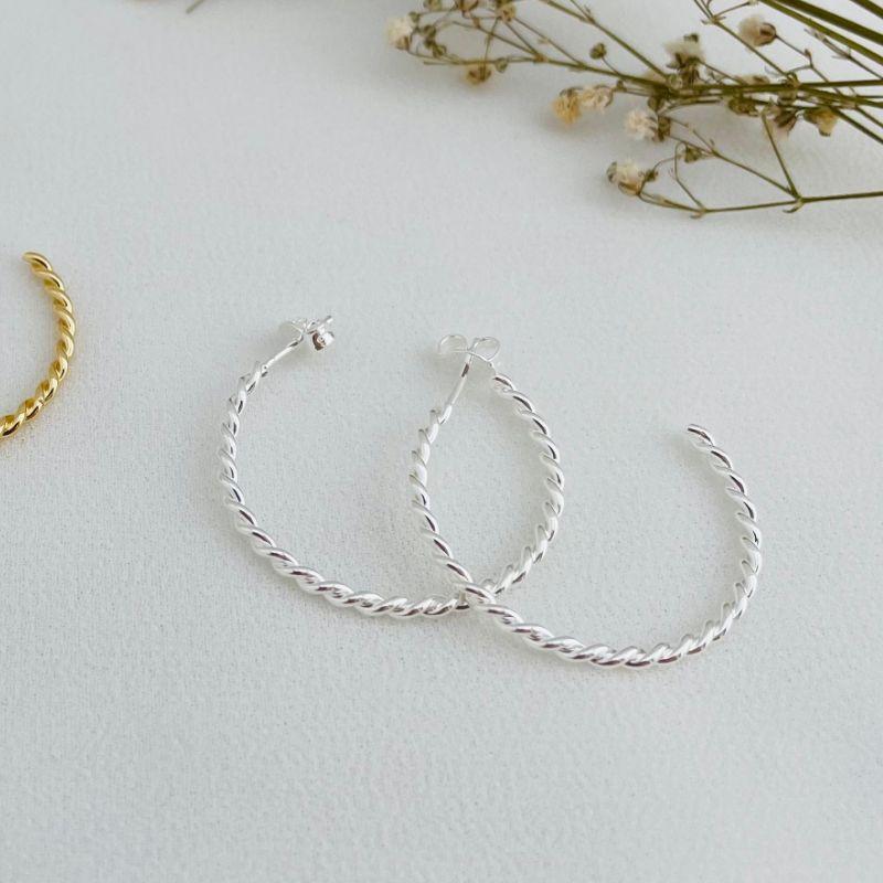 06.1787.0.S - Argola bambolê de tarraxa em efeito torcido liso