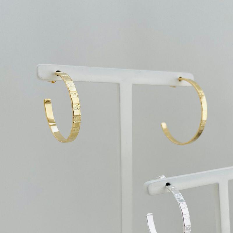 06.1788.0.O - Argola bambolê de tarraxa em chapa com efeitos quadrados lisos e organicos