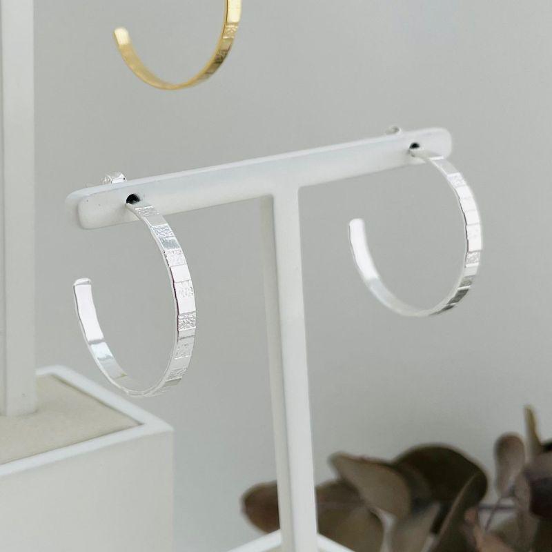 06.1788.0.S - Argola bambolê de tarraxa em chapa com efeitos quadrados lisos e organicos