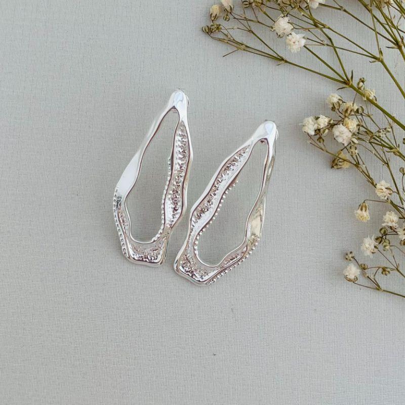 06.1790.0.S - Brinco longo de formato ostra em efeito orgânico