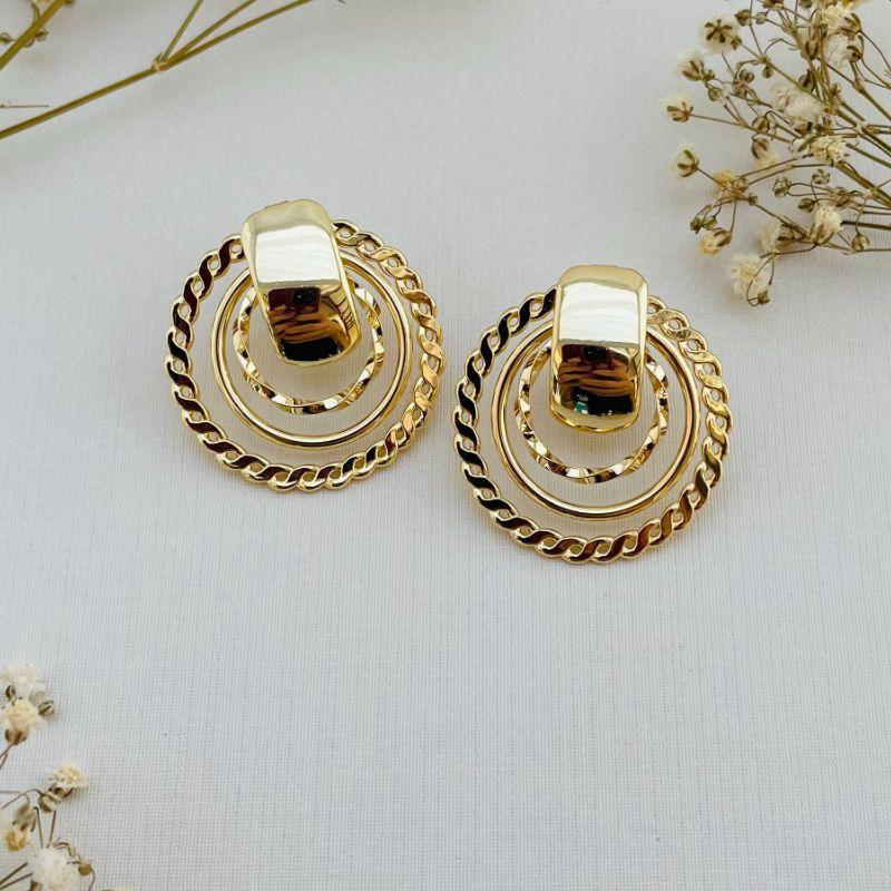 06.1793.0.O - Brinco de base retangular larga lisa com três círculos em diferentes efeitos