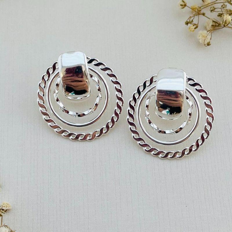 06.1793.0.S - Brinco de base retangular larga lisa com três círculos em diferentes efeitos