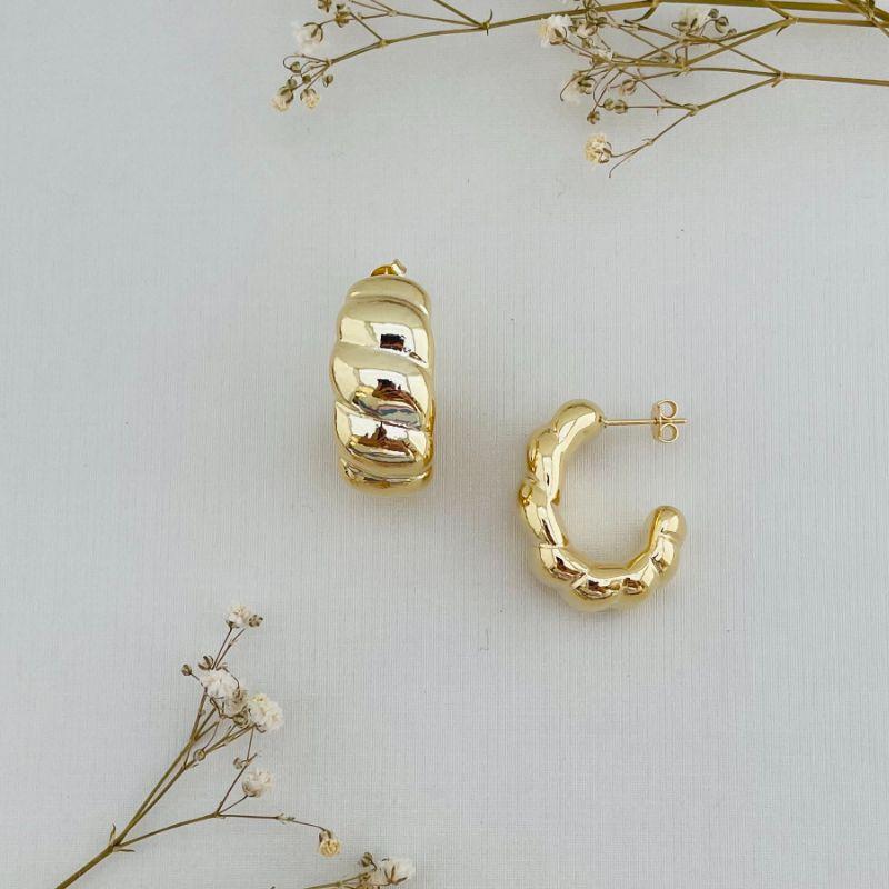 06.1795.0.O - Brinco de tarraxa em formato J gigante de feito croissant liso