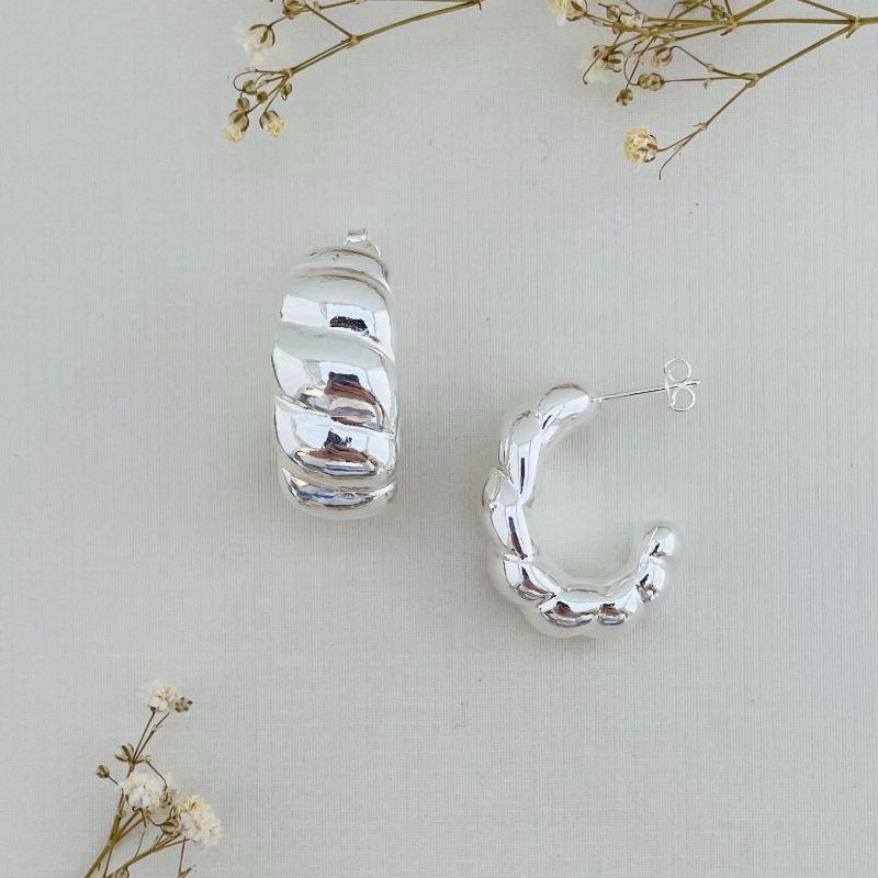 06.1795.0.S - Brinco de tarraxa em formato J gigante de feito croissant liso