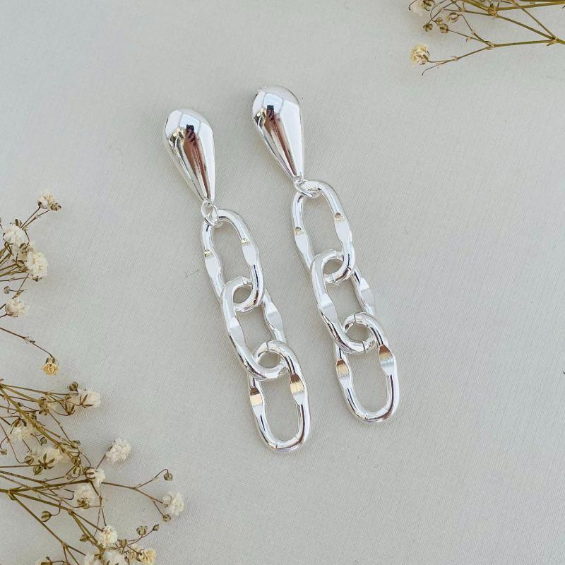 06.1796.0.S - Brinco de base em gota invertida com elos ovais grandes lisos em pingente