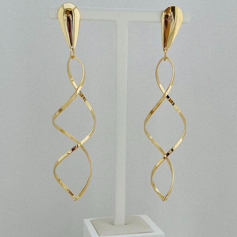 06.1798.0.O - Brinco de base em gota invertida com pingente de fio infinito em espiral