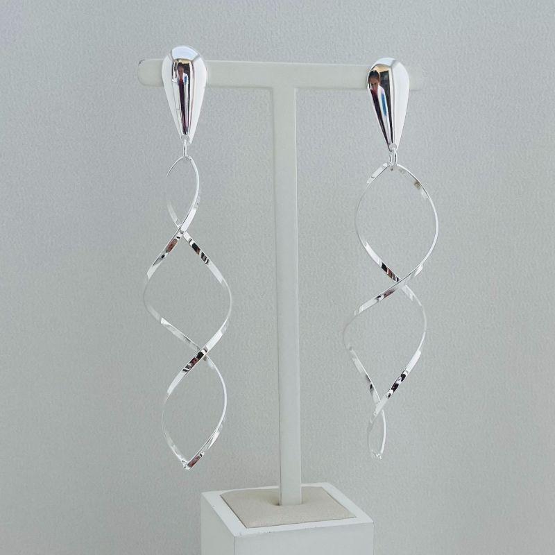 06.1798.0.S - Brinco de base em gota invertida com pingente de fio infinito em espiral