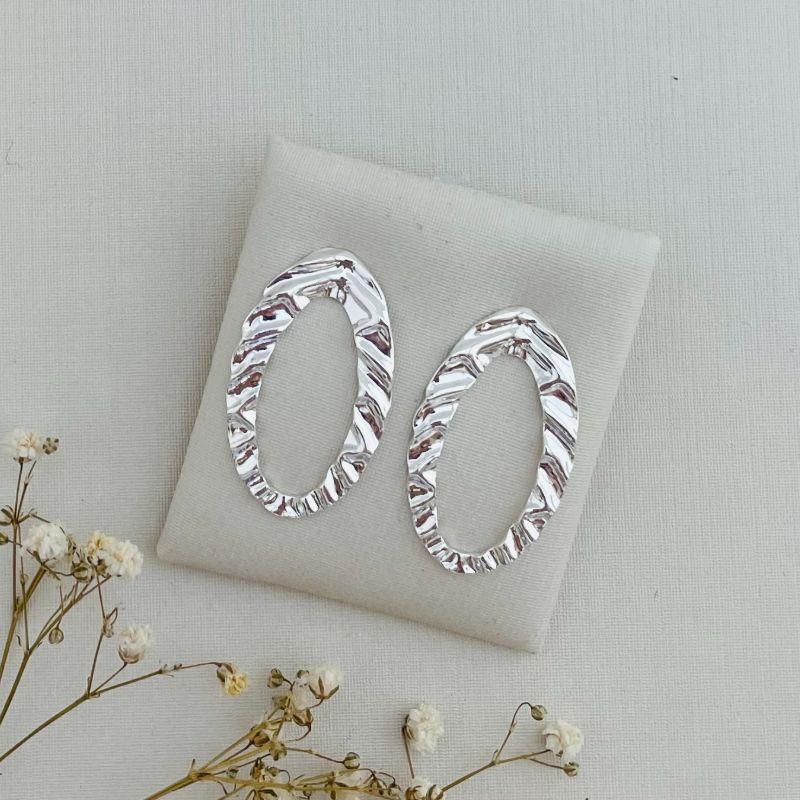 06.1800.0.S - Brinco em chapa de formato oval em efeito orgânico com centro vazado