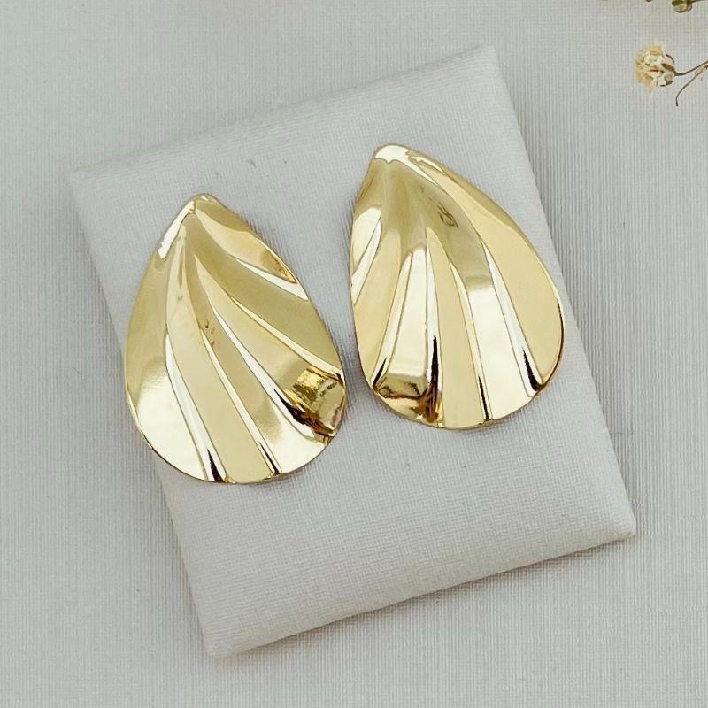 06.1801.0.O - Brinco de chapa em formato gota em efeito origami