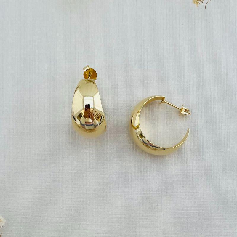 06.1803.0.O - Brinco de tarraxa em chapa circular de tamanho irregulavel liso