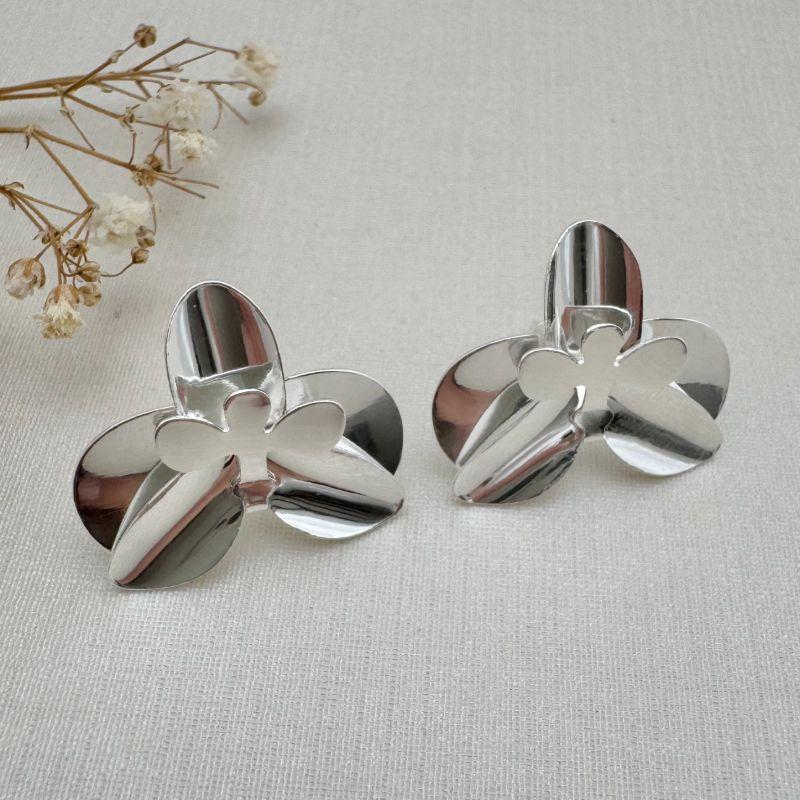 06.1811.0.S - Brinco orquídea em chapa lisa de multi camadas