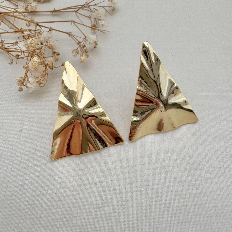 06.1812.0.O - Brinco de chapa em triangulo com efeito orgânico