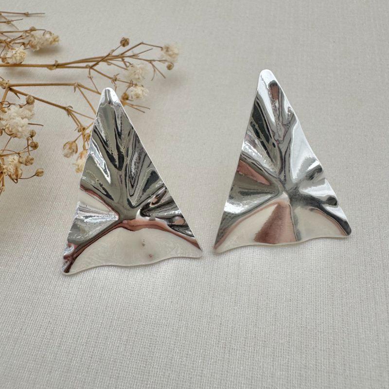 06.1812.0.S - Brinco de chapa em triangulo com efeito orgânico