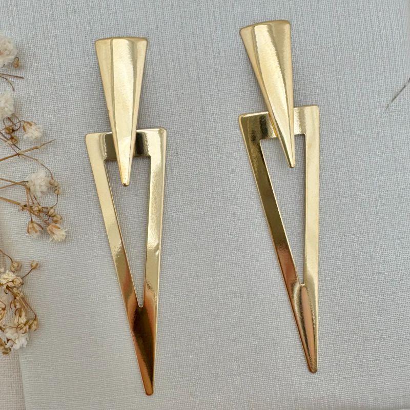 06.1814.0.O - Brinco de chapa base triangulo longo com pingente silhueta triângulo