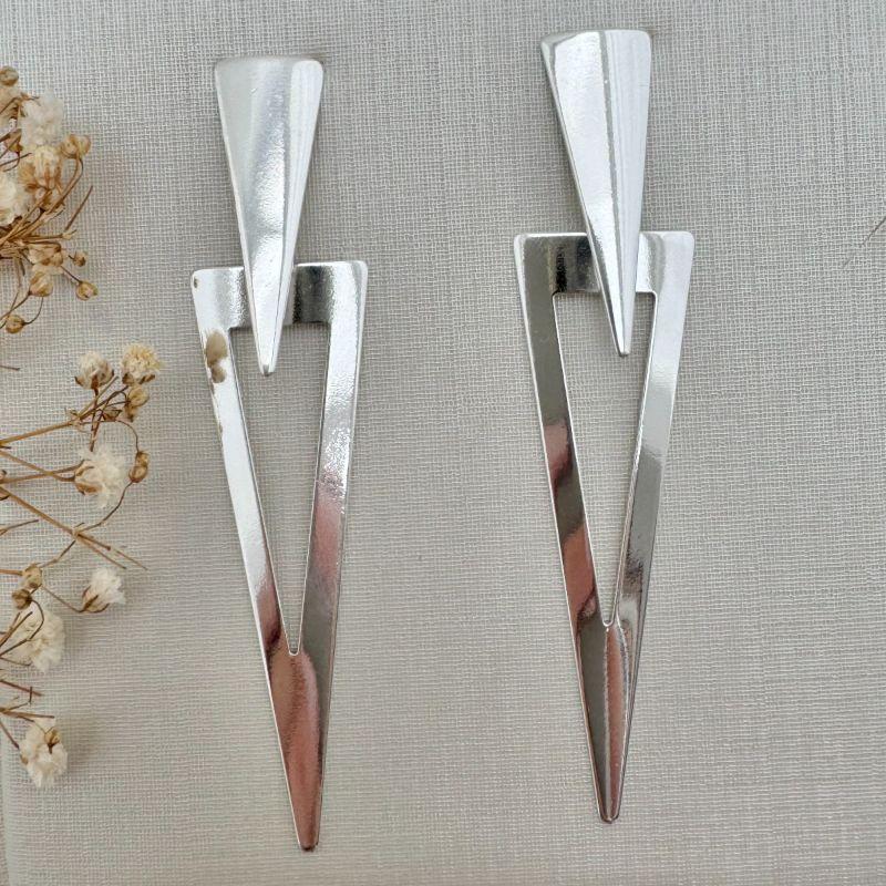 06.1814.0.S - Brinco de chapa base triangulo longo com pingente silhueta triângulo