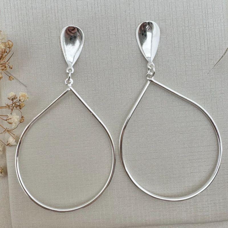 06.1815.0.S - Brinco de base gota invertida com pingente de tubo silhueta gota gigante