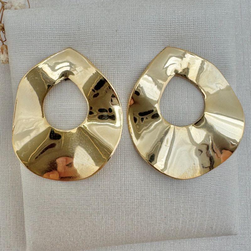 06.1818.0.O - Brinco de chapa em formato gota com corte central, efeito orgânico