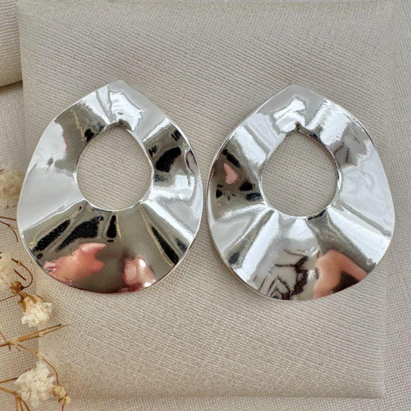 06.1818.0.S - Brinco de chapa em formato gota com corte central, efeito orgânico