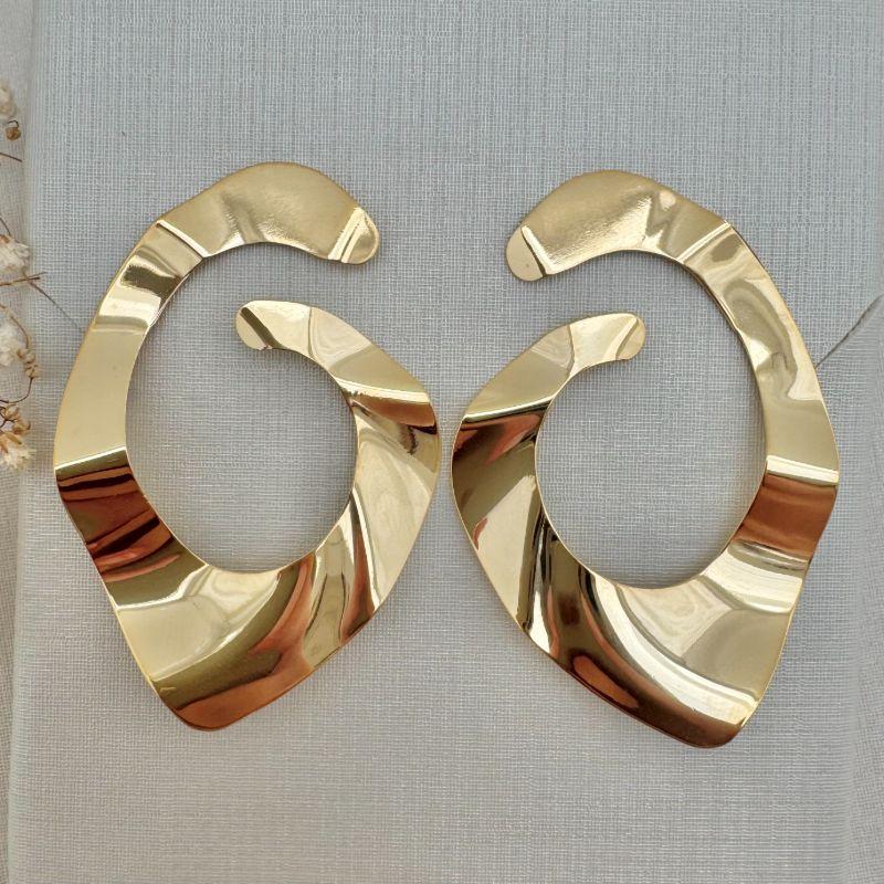 06.1819.0.O - Brinco de chapa em efeito orgânico de desenho espiral. Tam. Mega Grande