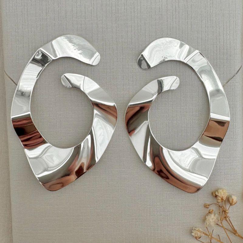 06.1819.0.S - Brinco de chapa em efeito orgânico de desenho espiral. Tam. Mega Grande