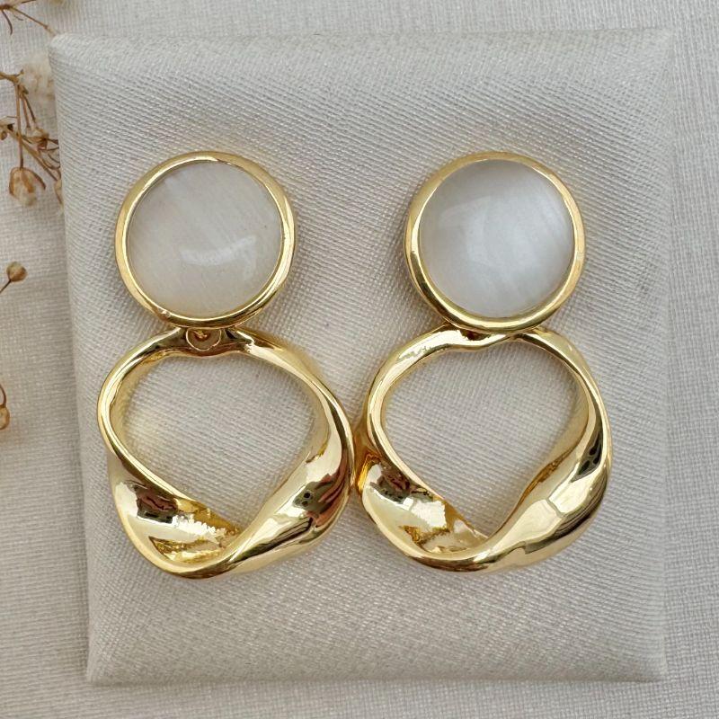 06.1820.15.O - Brinco de base moeda de madre pérola com pingente circular em efeito torcido