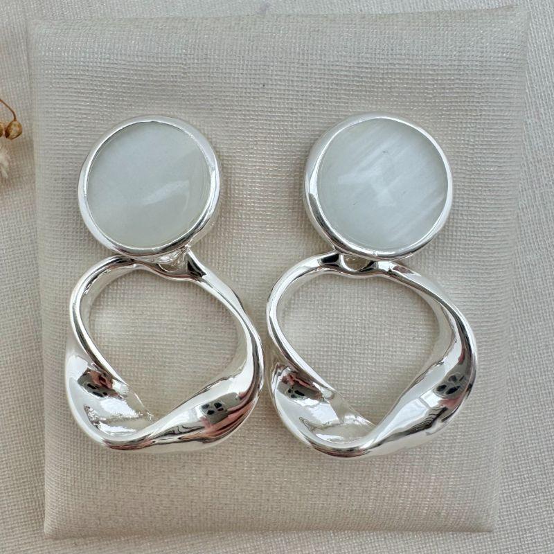 06.1820.15.S - Brinco de base moeda de madre pérola com pingente circular em efeito torcido