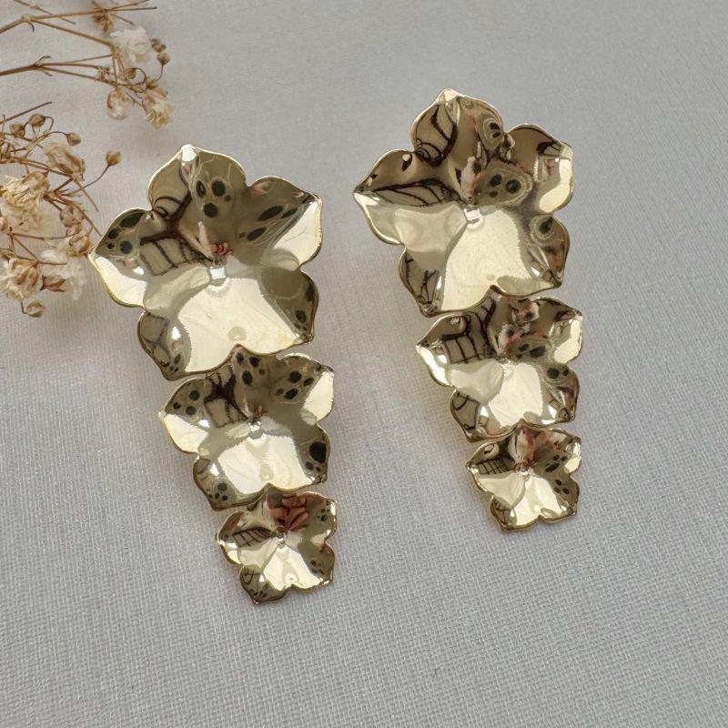 06.1821.0.O - Brinco de tres flores violeta juntas em chapa lisa